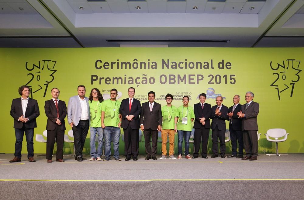 Alunos hexa e hepta campeões recebem suas medalhas dos Ministros presentes.