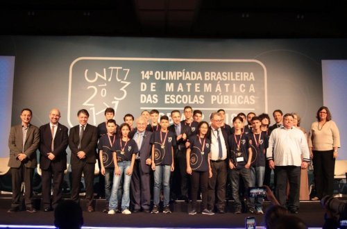 No palco, o reconhecimento pelo ouro conquistado. Crédito: Marcus Claussen/ OBMEP.