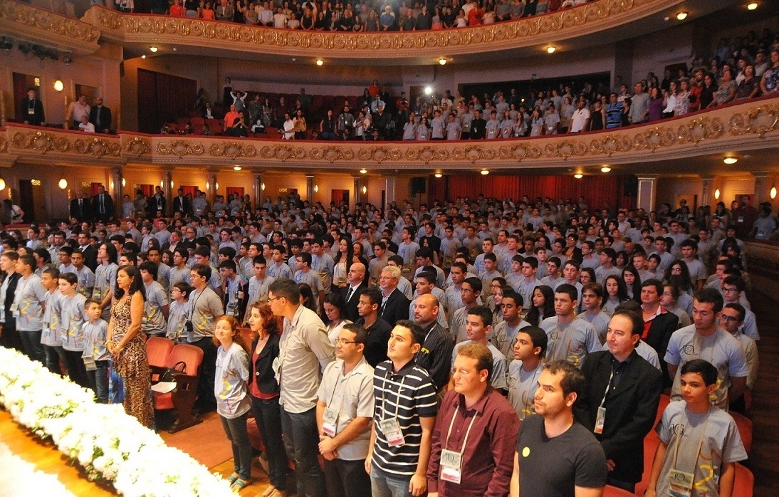 Alunos e convidados no interior do Theatro Municipal